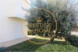 Excellent Villa T5 of 3 floors, 7 divisions and garage and swimming pool with area of 294m2 and implanted in plot of 821m2