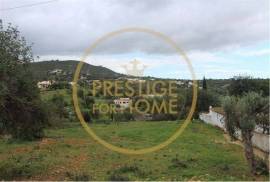 Rustic land with 4500 m2, located in the cerro de Sª Catarina 4 minutes from the city center of Loulé, where it has services, super and hypermarkets, Weekly Market among other establishments restaurants and cafes