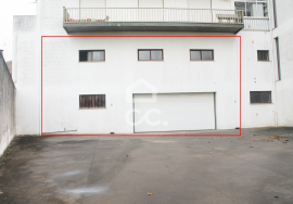 Warehouse with 380m2 for industrial activity and commerce, located in Fatima