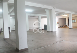 Warehouse with 380m2 for industrial activity and commerce, located in Fatima