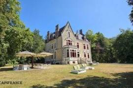 CHATEAU DE STYLE TUDOR proche de SAINT EMILION - 620m2 HABITABLES - 14 PIECES PRINCIPALES - 6 HECTARES