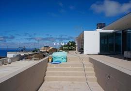 Luxurious Contemporary T4 Villa in Estreito da Calheta