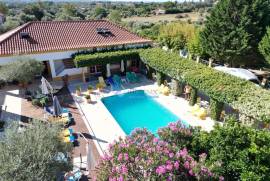 Invest in a fully functioning property in Central Portugal