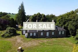 Detached Country House with Outbuilding