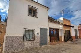 3 Bedroom Hamlet House With Large Enlcosed Patio