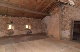 €39000 - Attractive Stone Cottage To Renovate