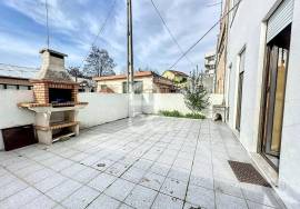 4 bedroom villa with terrace and closed garage 5 minutes from the city center of Chaves