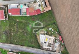 Building plot with 2400m2 on the outskirts of the city with two entrances, located in a charming and dynamic area of the city.