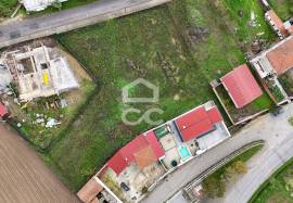 Building plot with 2400m2 on the outskirts of the city with two entrances, located in a charming and dynamic area of the city.