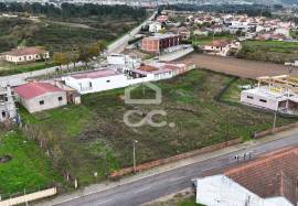 Building plot with 2400m2 on the outskirts of the city with two entrances, located in a charming and dynamic area of the city.