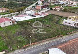 Building plot with 2400m2 on the outskirts of the city with two entrances, located in a charming and dynamic area of the city.