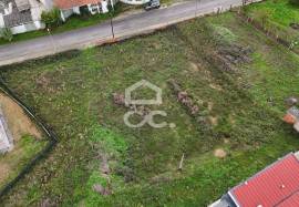 Building plot with 2400m2 on the outskirts of the city with two entrances, located in a charming and dynamic area of the city.