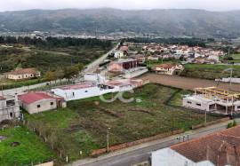 Building plot with 2400m2 on the outskirts of the city with two entrances, located in a charming and dynamic area of the city.