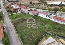 Building plot with 2400m2 on the outskirts of the city with two entrances, located in a charming and dynamic area of the city.