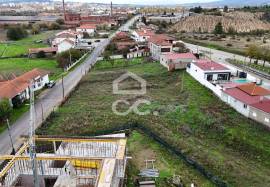 Building plot with 2400m2 on the outskirts of the city with two entrances, located in a charming and dynamic area of the city.