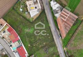 Building plot with 2400m2 on the outskirts of the city with two entrances, located in a charming and dynamic area of the city.