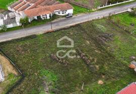 Building plot with 2400m2 on the outskirts of the city with two entrances, located in a charming and dynamic area of the city.