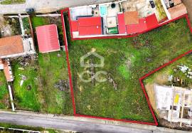 Building plot with 2400m2 on the outskirts of the city with two entrances, located in a charming and dynamic area of the city.