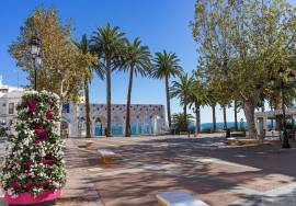 House with 2 commercial units in Nerja, a few minutes from the Balcón de Europa.