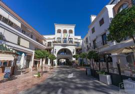 House with 2 commercial units in Nerja, a few minutes from the Balcón de Europa.