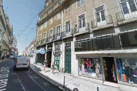 Shop with 28 m2 of the stall located in Chiado, a few meters from Praça Luís de Camões