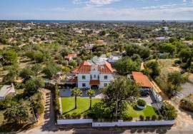 Large detached 4 bedroom villa with infinity pool, basement, attic & gardens. Near Moncarapacho.