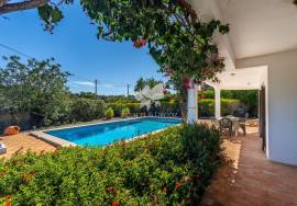 Detached, spacious 3 bedroom villa with pool, garage & gardens near Fuseta, East Algarve