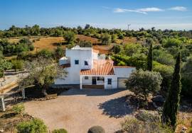 Detached, spacious 3 bedroom villa with pool, garage & gardens near Fuseta, East Algarve