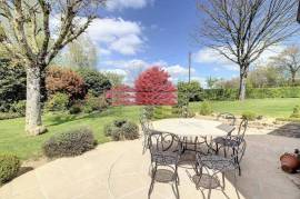 Main House and Guest Cottage in One Hectare