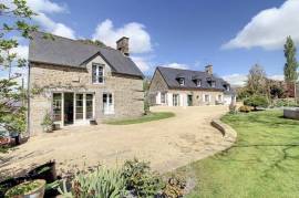 Main House and Guest Cottage in One Hectare