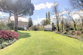 Main House and Guest Cottage in One Hectare