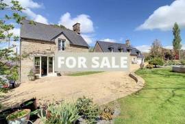 Main House and Guest Cottage in One Hectare