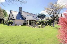 Main House and Guest Cottage in One Hectare