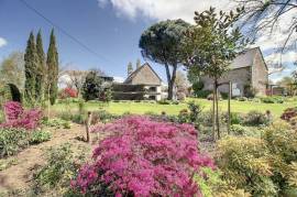 Main House and Guest Cottage in One Hectare