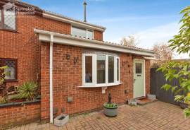 3 bedroom, Semi-detached house for sale