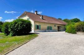 Renovated farmhouse with swimming pool and Pyrenees views