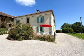 Renovated farmhouse with swimming pool and Pyrenees views