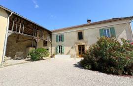 Renovated farmhouse with swimming pool and Pyrenees views