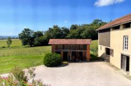 Renovated farmhouse with swimming pool and Pyrenees views