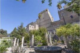 17th century palace to renovate with garden