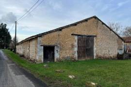 €60000 - Barn Conversion With Garden And Attached Barn. Close To Civray