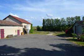 €557800 - Beautiful Equestrian Property with 18 Hectares of land and a lake