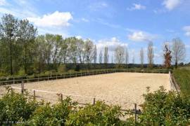 €557800 - Beautiful Equestrian Property with 18 Hectares of land and a lake