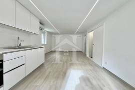 Apartamento T0 Remodelado no Centro de Paço de Arcos