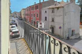 House to renovate with storerooms and cellar