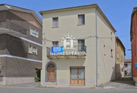 House to renovate with storerooms and cellar