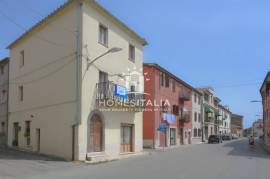 House to renovate with storerooms and cellar