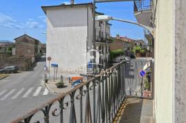 House to renovate with storerooms and cellar