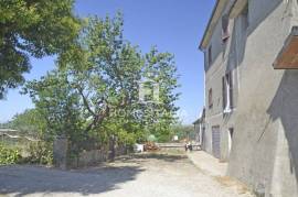 Apartment with garden and storeroom