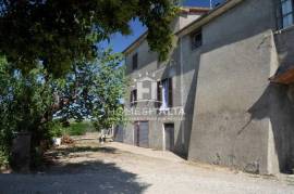 Apartment with garden and storeroom